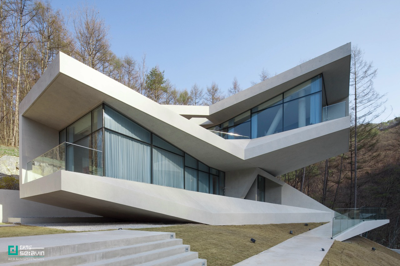 U RETREAT در Hongcheon-gun کره‌جنوبی، اثر Heesoo Kwak + IDMM Architects؛ هتلی پلکانی در شیب تند مقابل صخره ۱۰۰ متری، الهام‌گرفته از معماری Jeongja، با واحدهای چندسطحی، تراس‌ها و استخرهای خصوصی در پیوند مستقیم با طبیعت.