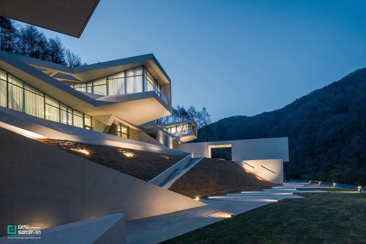 U RETREAT در Hongcheon-gun کره‌جنوبی، اثر Heesoo Kwak + IDMM Architects؛ هتلی پلکانی در شیب تند مقابل صخره ۱۰۰ متری، الهام‌گرفته از معماری Jeongja، با واحدهای چندسطحی، تراس‌ها و استخرهای خصوصی در پیوند مستقیم با طبیعت.