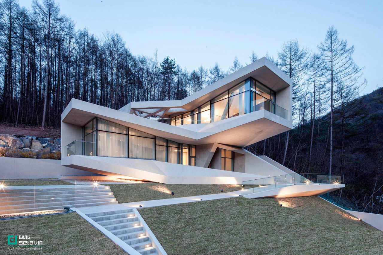 U RETREAT در Hongcheon-gun کره‌جنوبی، اثر Heesoo Kwak + IDMM Architects؛ هتلی پلکانی در شیب تند مقابل صخره ۱۰۰ متری، الهام‌گرفته از معماری Jeongja، با واحدهای چندسطحی، تراس‌ها و استخرهای خصوصی در پیوند مستقیم با طبیعت.