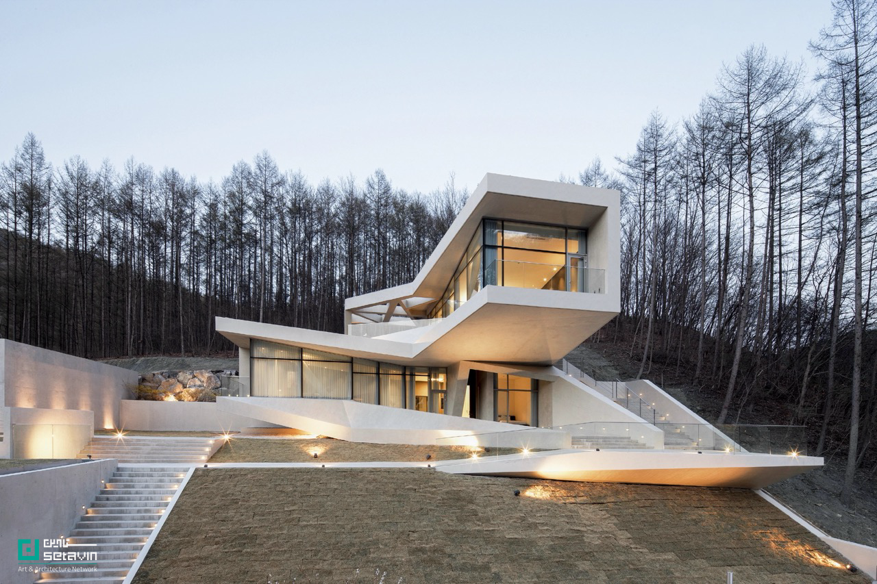 U RETREAT در Hongcheon-gun کره‌جنوبی، اثر Heesoo Kwak + IDMM Architects؛ هتلی پلکانی در شیب تند مقابل صخره ۱۰۰ متری، الهام‌گرفته از معماری Jeongja، با واحدهای چندسطحی، تراس‌ها و استخرهای خصوصی در پیوند مستقیم با طبیعت.