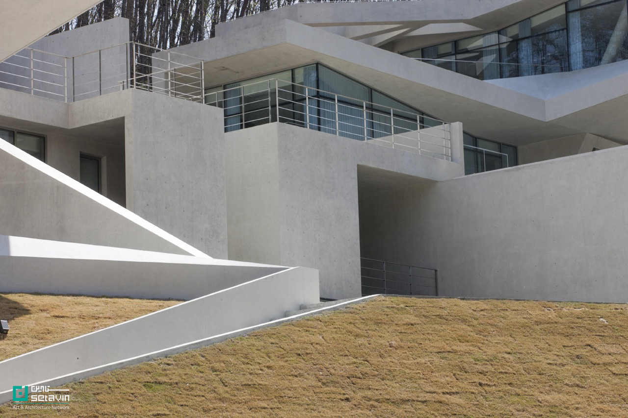U RETREAT در Hongcheon-gun کره‌جنوبی، اثر Heesoo Kwak + IDMM Architects؛ هتلی پلکانی در شیب تند مقابل صخره ۱۰۰ متری، الهام‌گرفته از معماری Jeongja، با واحدهای چندسطحی، تراس‌ها و استخرهای خصوصی در پیوند مستقیم با طبیعت.