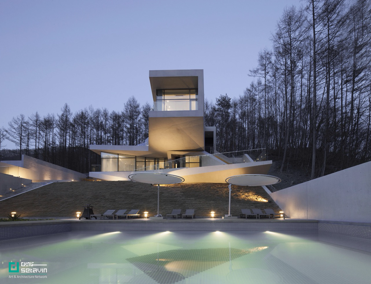 U RETREAT در Hongcheon-gun کره‌جنوبی، اثر Heesoo Kwak + IDMM Architects؛ هتلی پلکانی در شیب تند مقابل صخره ۱۰۰ متری، الهام‌گرفته از معماری Jeongja، با واحدهای چندسطحی، تراس‌ها و استخرهای خصوصی در پیوند مستقیم با طبیعت.