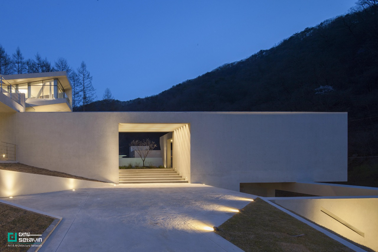 U RETREAT در Hongcheon-gun کره‌جنوبی، اثر Heesoo Kwak + IDMM Architects؛ هتلی پلکانی در شیب تند مقابل صخره ۱۰۰ متری، الهام‌گرفته از معماری Jeongja، با واحدهای چندسطحی، تراس‌ها و استخرهای خصوصی در پیوند مستقیم با طبیعت.