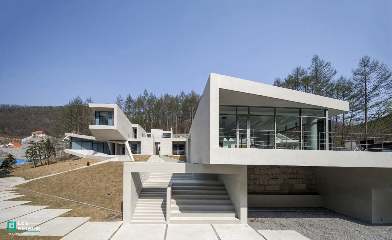 U RETREAT در Hongcheon-gun کره‌جنوبی، اثر Heesoo Kwak + IDMM Architects؛ هتلی پلکانی در شیب تند مقابل صخره ۱۰۰ متری، الهام‌گرفته از معماری Jeongja، با واحدهای چندسطحی، تراس‌ها و استخرهای خصوصی در پیوند مستقیم با طبیعت.