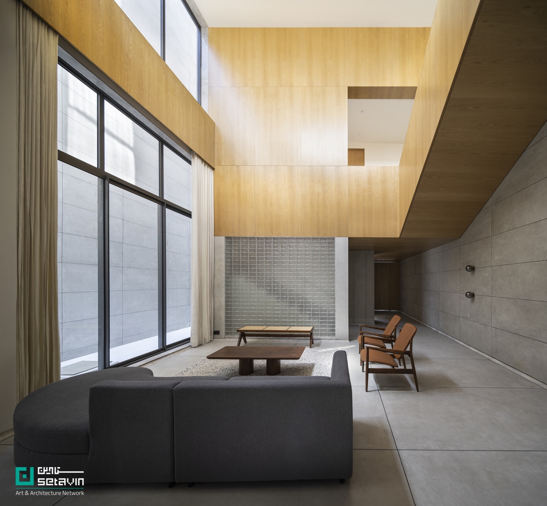 خانه میان دیوارها در رواترا هند؛ طراحی Studio UF+O با نورگیرهای خطی و آجر شیشهای برای تعادل حریم، اقلیم گرم راجستان و زندگی جمعی روستا.