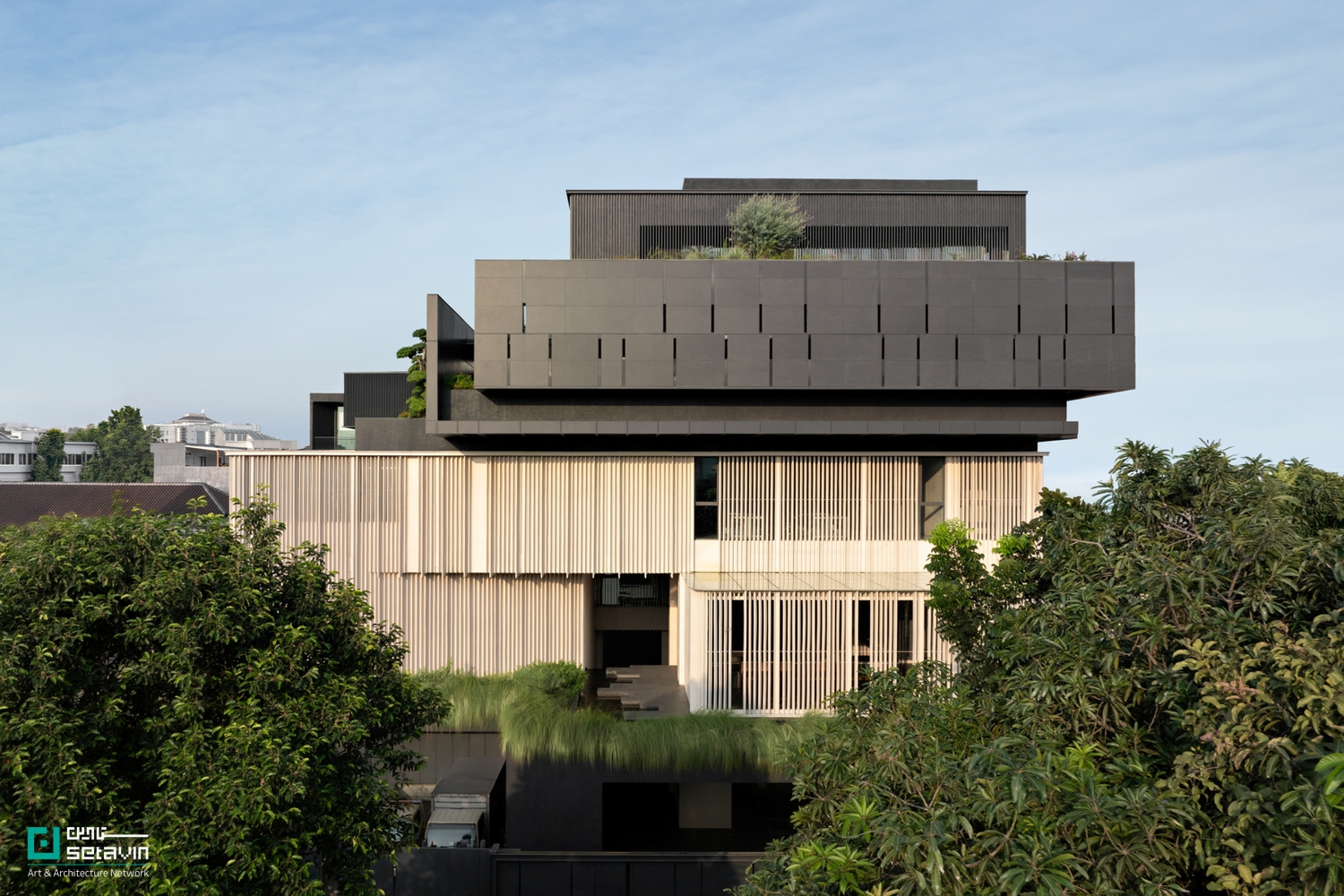 دفتر CMM (H)Office اثر Gets Architects در تبت اندونزی، با تلفیق دفتر کار، انبار و سکونت، الگویی منعطف از معماری چندمنظوره و طبیعت‌گرا ارائه می‌دهد.
