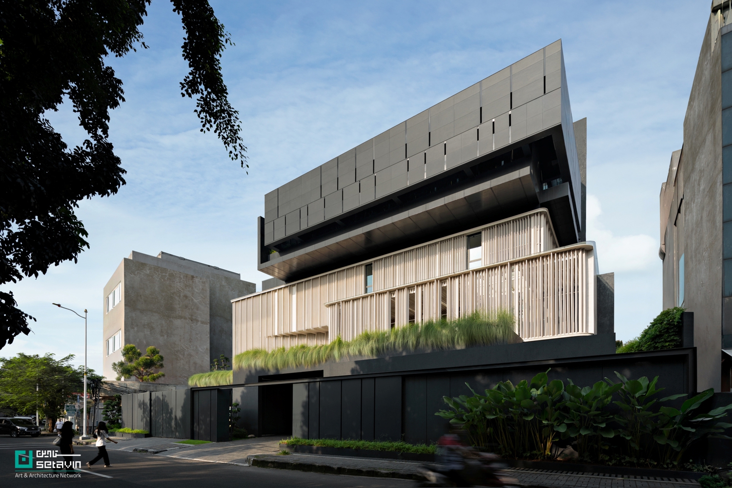 دفتر CMM (H)Office اثر Gets Architects در تبت اندونزی، با تلفیق دفتر کار، انبار و سکونت، الگویی منعطف از معماری چندمنظوره و طبیعت‌گرا ارائه می‌دهد.