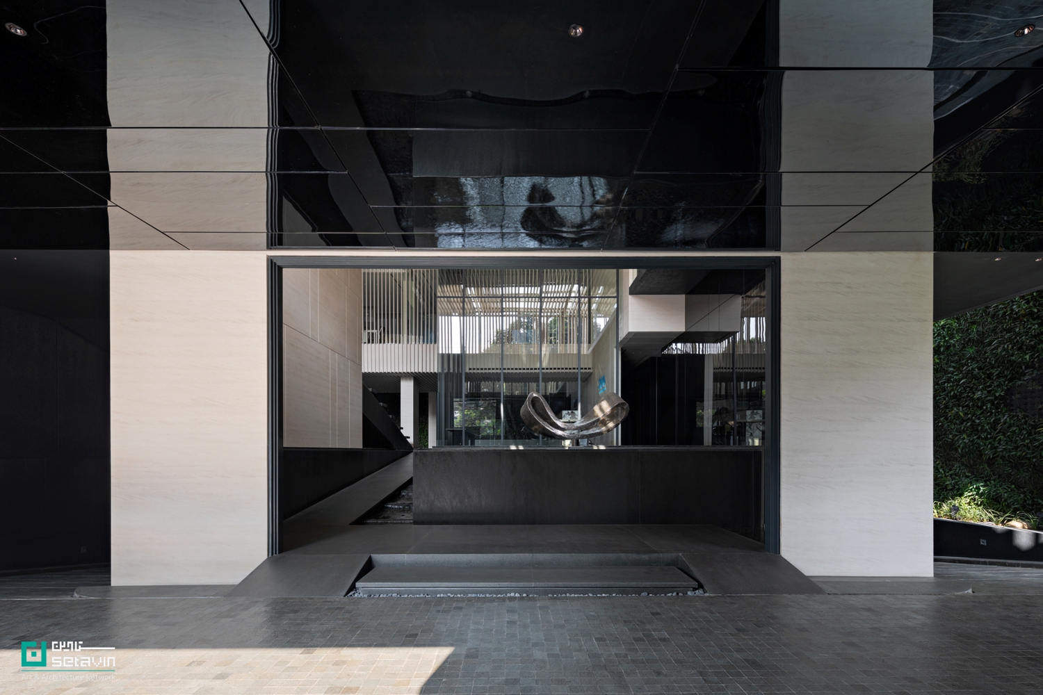 دفتر CMM (H)Office اثر Gets Architects در تبت اندونزی، با تلفیق دفتر کار، انبار و سکونت، الگویی منعطف از معماری چندمنظوره و طبیعت‌گرا ارائه می‌دهد.