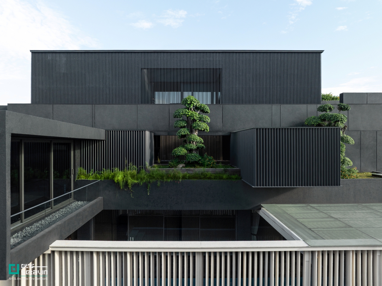 دفتر CMM (H)Office اثر Gets Architects در تبت اندونزی، با تلفیق دفتر کار، انبار و سکونت، الگویی منعطف از معماری چندمنظوره و طبیعت‌گرا ارائه می‌دهد.