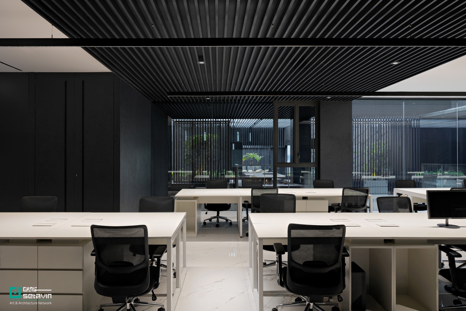 دفتر CMM (H)Office اثر Gets Architects در تبت اندونزی، با تلفیق دفتر کار، انبار و سکونت، الگویی منعطف از معماری چندمنظوره و طبیعت‌گرا ارائه می‌دهد.