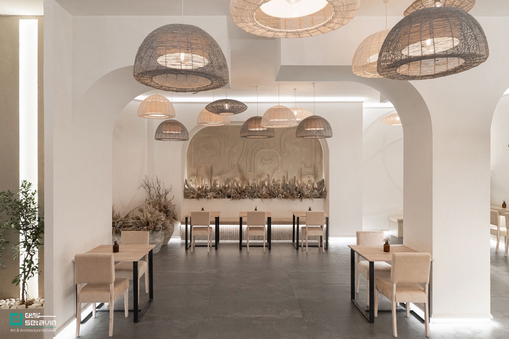 کافه دوسولی، کافه دوسولی مشهد، Dosoli Cafe، Dosoli Cafe Mashhad، گروه معماری سام، Sam Architecture Group، سام رفیع‌نژاد، Sam Rafieinejad، طراحی داخلی کافه، طراحی کافه رستوران، معماری داخلی مشهد، کافه رستوران مشهد، میکروسمنت، آجر در معماری داخلی، معماری معاصر ایران، طراحی داخلی تجاری، پروژه معماری مشهد