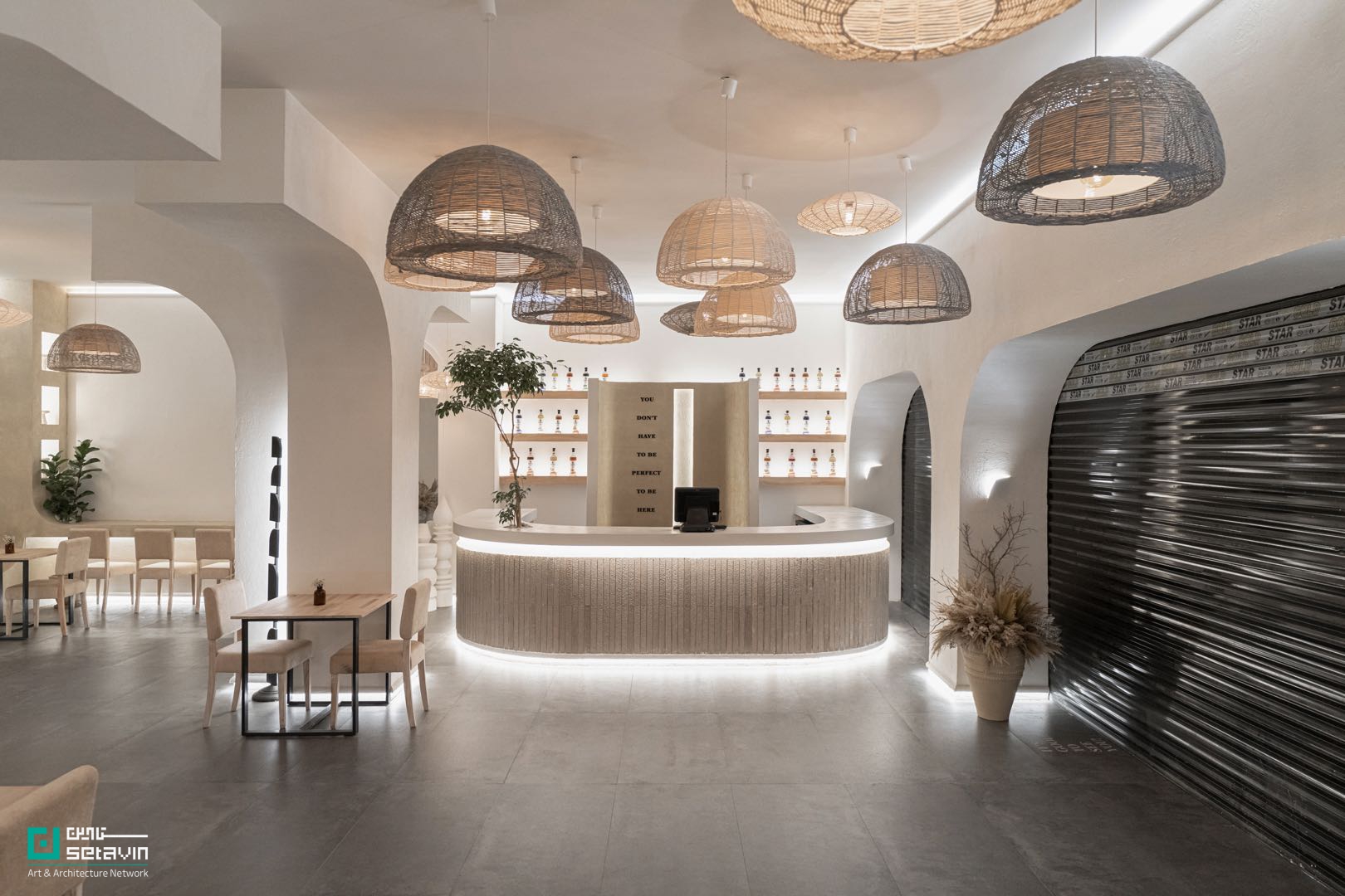 کافه دوسولی، کافه دوسولی مشهد، Dosoli Cafe، Dosoli Cafe Mashhad، گروه معماری سام، Sam Architecture Group، سام رفیع‌نژاد، Sam Rafieinejad، طراحی داخلی کافه، طراحی کافه رستوران، معماری داخلی مشهد، کافه رستوران مشهد، میکروسمنت، آجر در معماری داخلی، معماری معاصر ایران، طراحی داخلی تجاری، پروژه معماری مشهد