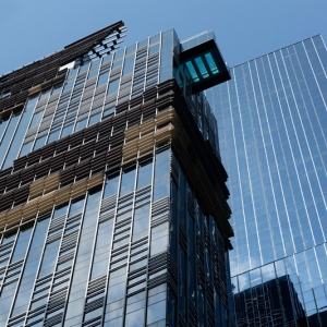 تصویر - استخری معلق بر لبه ساختمان هتلی در هنگ کنگ - معماری