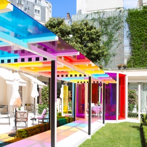 تصویر - چشم اندازی رنگارنگ در باغ هتل le bristol پاریس - معماری