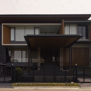 تصویر - خانه DL HOUSE ، معماری گرمسیری با رنگ‌های تیره ، اثر استودیو RAKTA STUDiO  - معماری