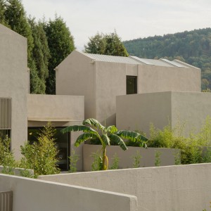 تصویر - خانه KLEE در ساپانجا؛ هم‌نشینی ارگانیک حجم‌ها در بستر طبیعت ، اثر the | work - معماری