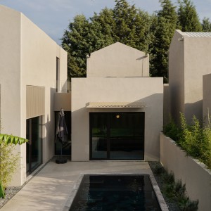 تصویر - خانه KLEE در ساپانجا؛ هم‌نشینی ارگانیک حجم‌ها در بستر طبیعت ، اثر the | work - معماری