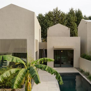 تصویر - خانه KLEE در ساپانجا؛ هم‌نشینی ارگانیک حجم‌ها در بستر طبیعت ، اثر the | work - معماری