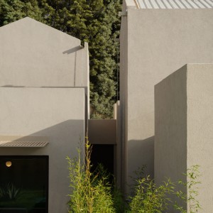 تصویر - خانه KLEE در ساپانجا؛ هم‌نشینی ارگانیک حجم‌ها در بستر طبیعت ، اثر the | work - معماری
