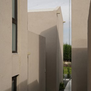 تصویر - خانه KLEE در ساپانجا؛ هم‌نشینی ارگانیک حجم‌ها در بستر طبیعت ، اثر the | work - معماری