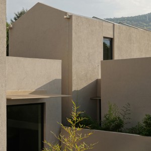 تصویر - خانه KLEE در ساپانجا؛ هم‌نشینی ارگانیک حجم‌ها در بستر طبیعت ، اثر the | work - معماری
