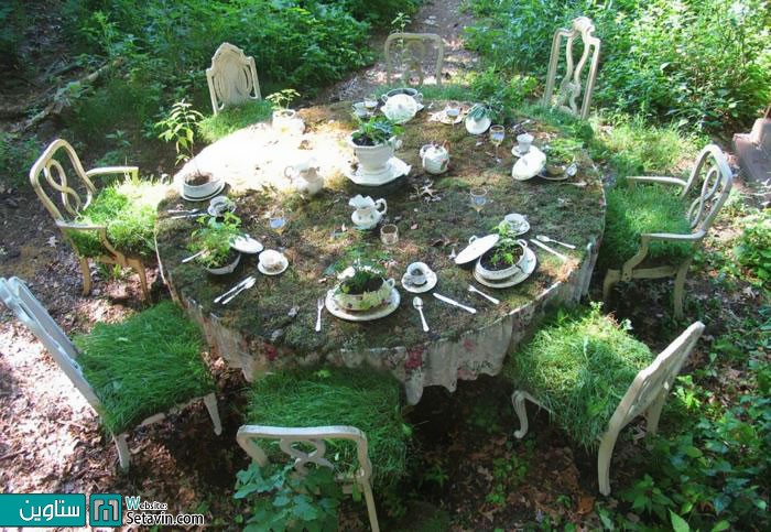 میز نهارخوری که تبدیل به یک اثر هنری زیبا در باغچه شده است.