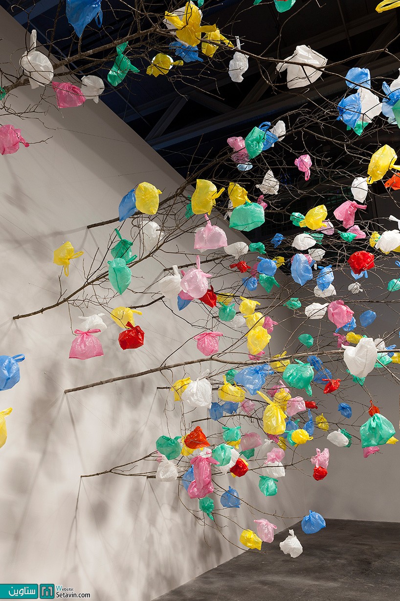طرح هنری درختان پلاستیکی در نمایشگاه art basel unlimited 2015 اثر pascale marthine 