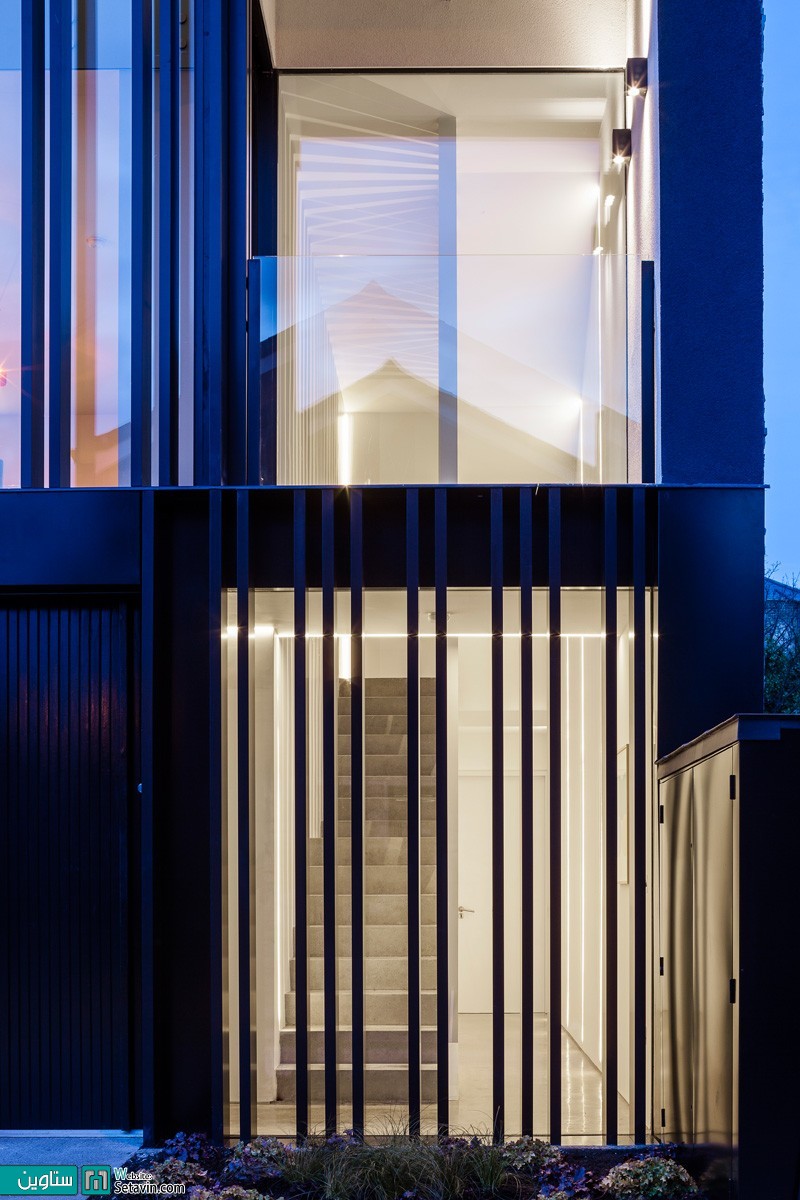 طراحی نما مسکونی با پوشش فلزی سیاه اثر معماران ODOS