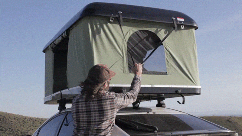 پوسته سختی که به چادری برای خواب بر روی اتومبیل تبدیل می شود.